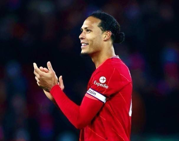 托蒂：说C罗的坏话只能说明你在嫉妒他，他和梅西的水平相当（托蒂：抨击C罗只是嫉妒，他与梅西实力不相上下）