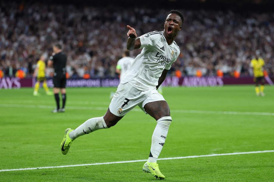 哈登率快船在常规赛中单挑魔术，连续4场得分超28分，但球队仍落后较大。（哈登率快船常规赛对阵魔术，连4场28+仍难阻球队大比分落后）