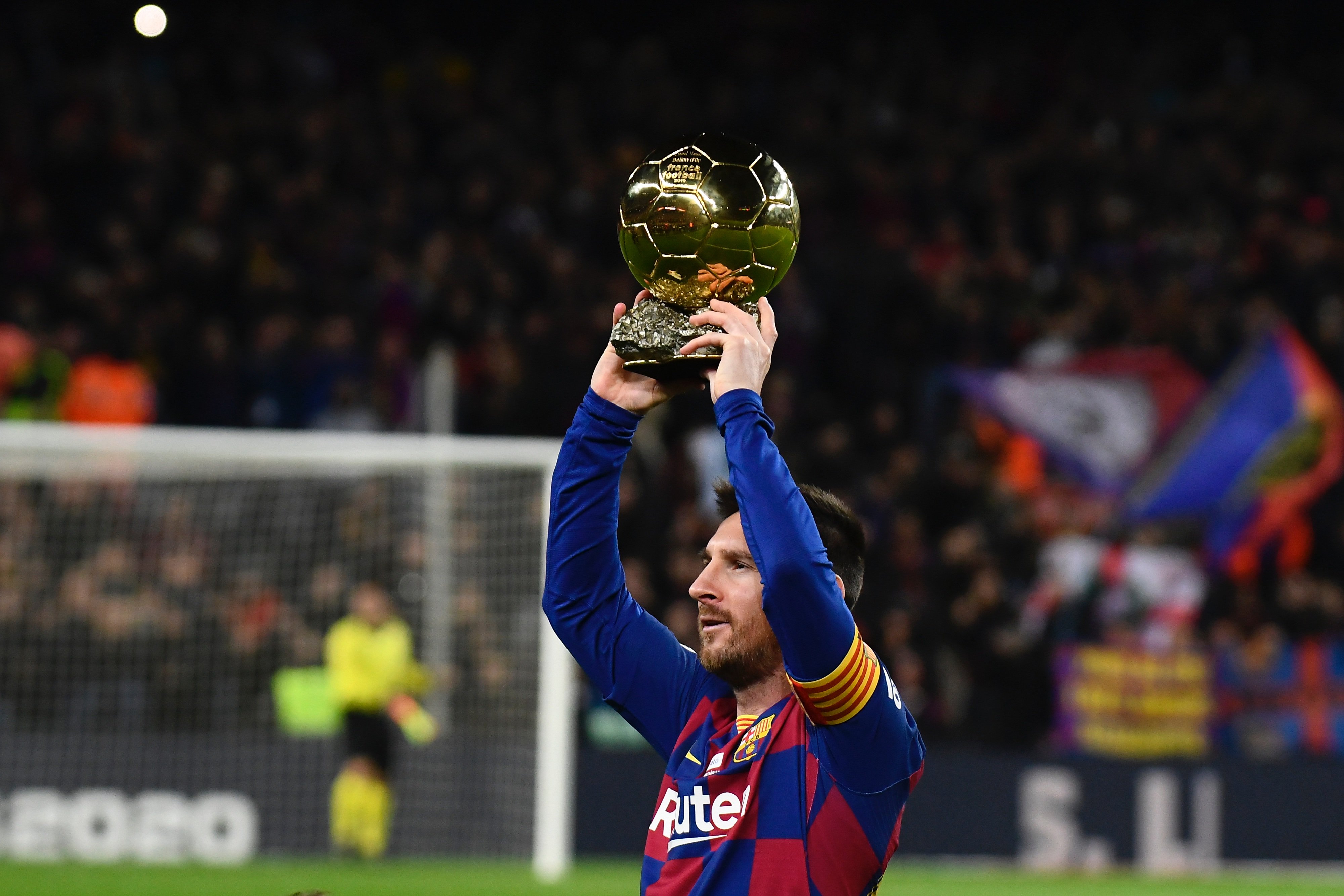 孔帕尼：卡尔能否和梅西相比？我们只想让他成为最好的卡尔（孔帕尼：卡尔能否与梅西比肩？我们只希望他做最好的卡尔）