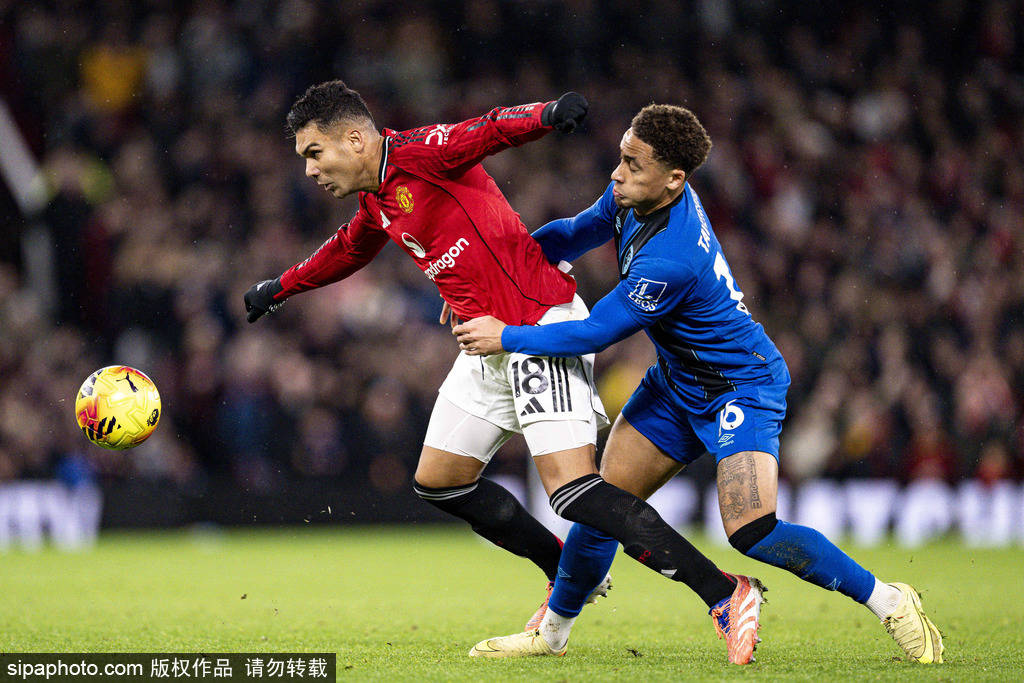 球员C罗先生，完成一次精彩的倒钩破门。 ​（C罗上演惊艳倒钩破门）